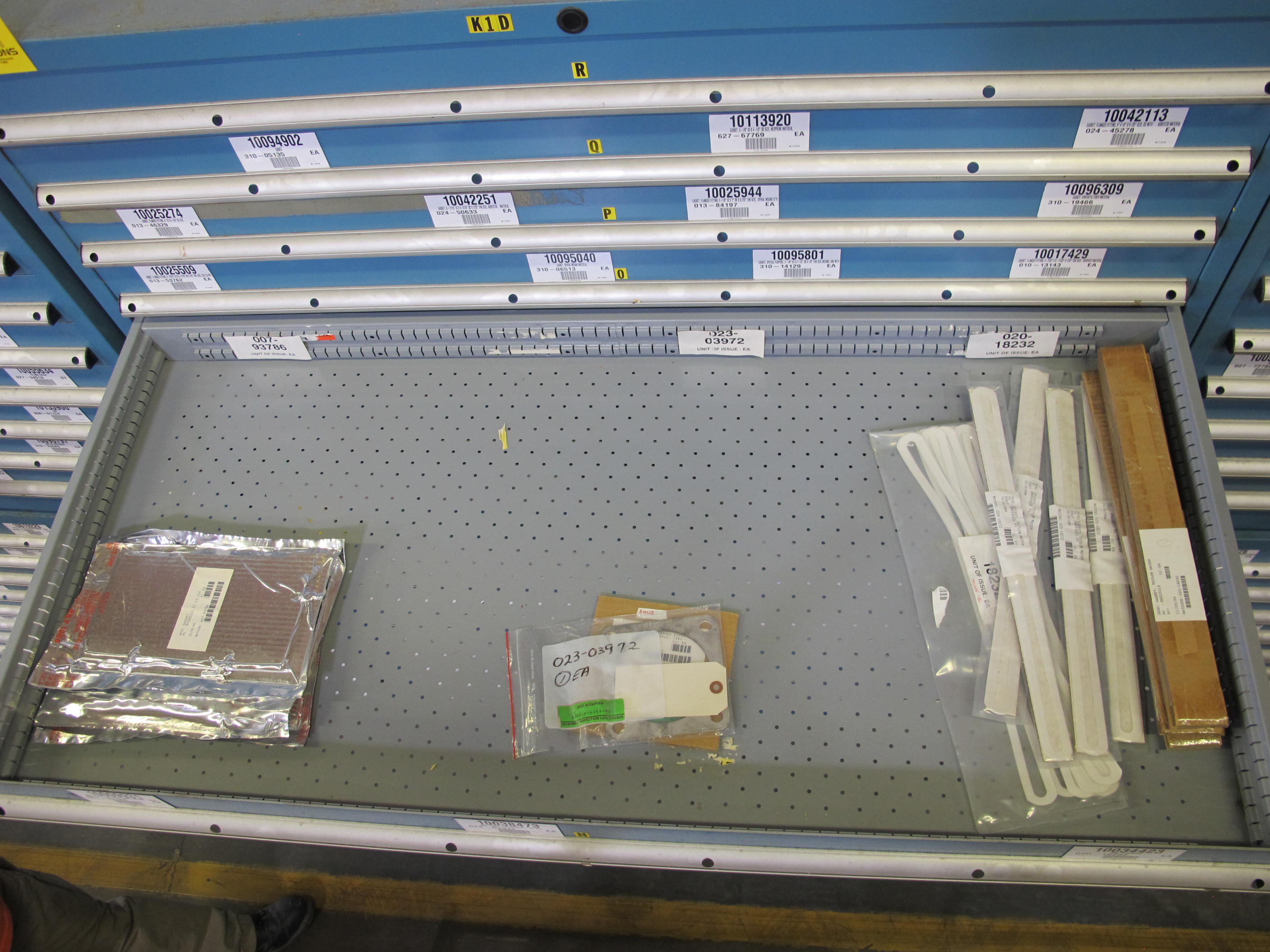 LISTA HEAVY DUTY 9-DRAWER PARTS CABINET W/ CONTENTS (W-50) LOADING & HANDLING FEE $25-